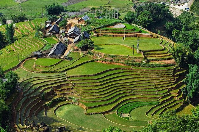 2-Day Trekking Adventure of Sapa from Hanoi with Night Bus - Day one: Y Linh Ho, Lao Chai, and the walk to Ta Van