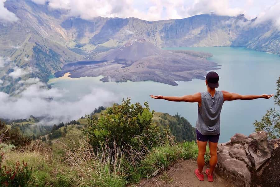 3d/2n trekking mount rinjani summit lake & hot springs - Day one: Sembalun savanna to the crater rim