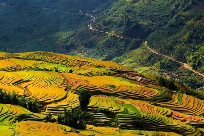 3D2N | Sapa - Bac Ha trekking tour to mountainous villages - Day 2: Walking through Y Linh Ho and the Muong Hoa Valley