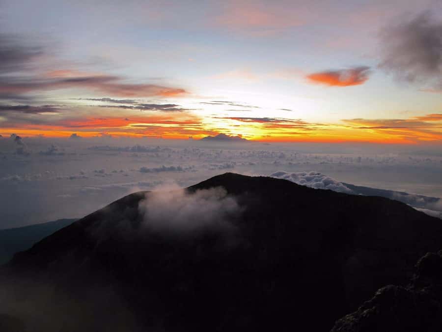 Bali: Mount Agung Sunrise Trekking Tour via Besakih Temple - Waiting in the cold before sunrise