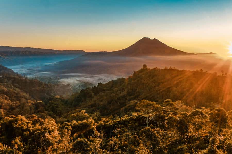Bali: Mount Batur Sunrise Trek With Guide and Breakfast - Meeting the guide and starting under the stars