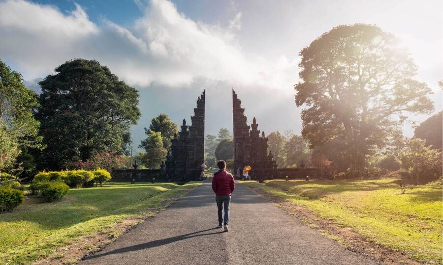 Bali: Twin Lakes, Handara Gates, and Forest Trekking Tour - Handara Gate and the limits of an Instagram stop