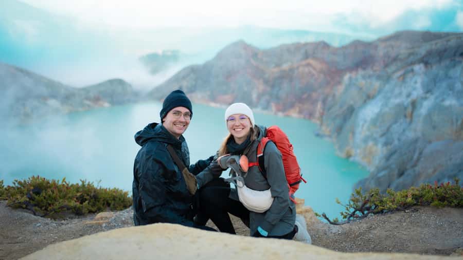 Banyuwangi: Ijen Crater Bluefire and Sunrise Guided Trek - Sunrise above the turquoise crater lake