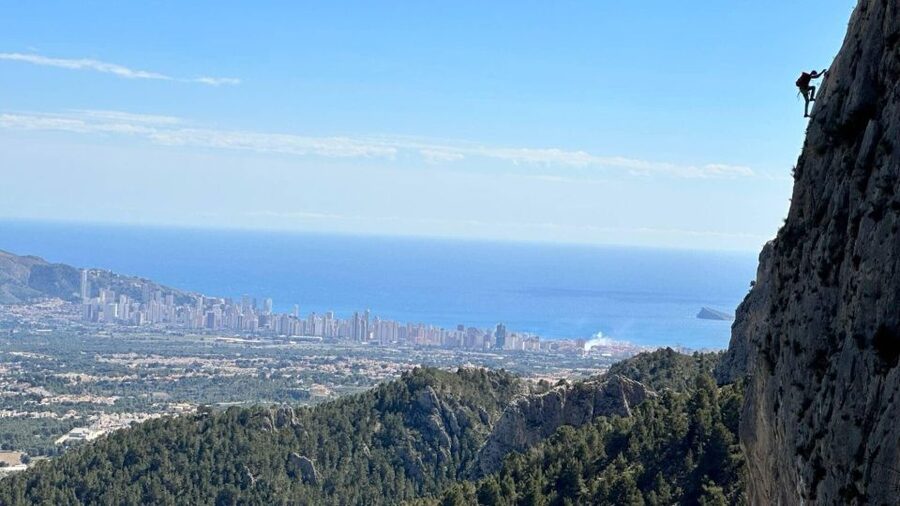 Benidorm: Via ferrata Ponoig, cerca de la Nucia - The first vertical section on iron clamps