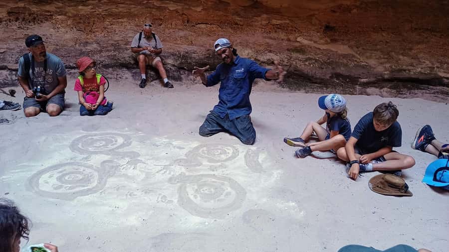 Broome: Fly to Bungles: Best Day Trek with Aboriginal guides - Bush food, damper, and a local beer