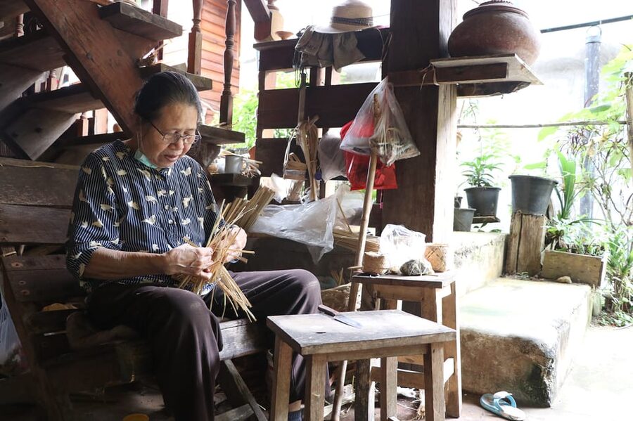 Chiang Mai: Gibbons, Trekking & Mae Kampong Small Group Tour - Mae Kampong Village and Its Mountain Setting