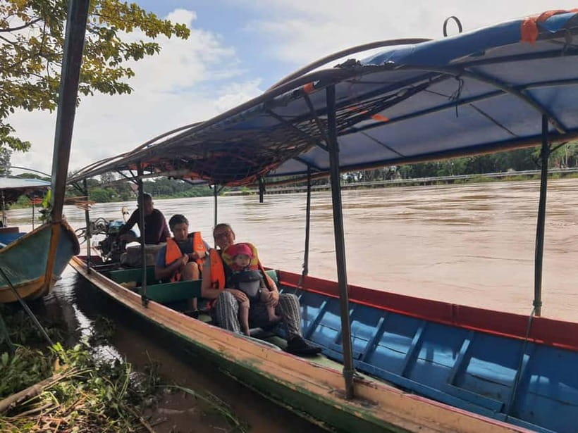 Chiang Rai Trek:Jungle Hike, Bamboo-Cooked Lunch & Boat Ride - The jungle trail and the first village