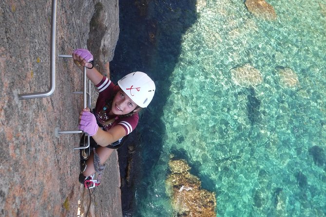 Costa Brava: Via Ferrata Cala del Molí - Getting started with the cables and harness