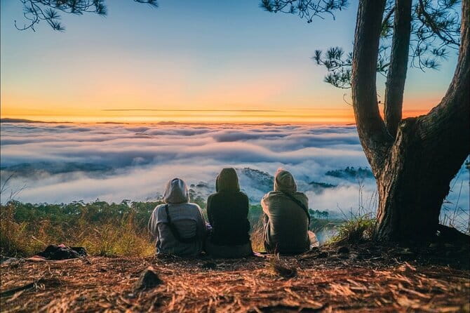 Dalat: Cloud Hunting & Sunrise Trekking to Hon Ho Mountain - Guides, group size, and the level of support