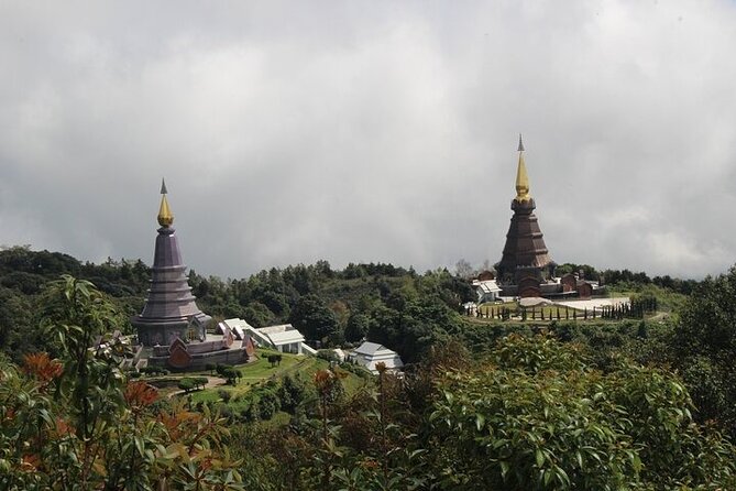 Doi inthanon National Park + 2Hour Fantastic Trekking with Lunch - The summit and the twin royal pagodas