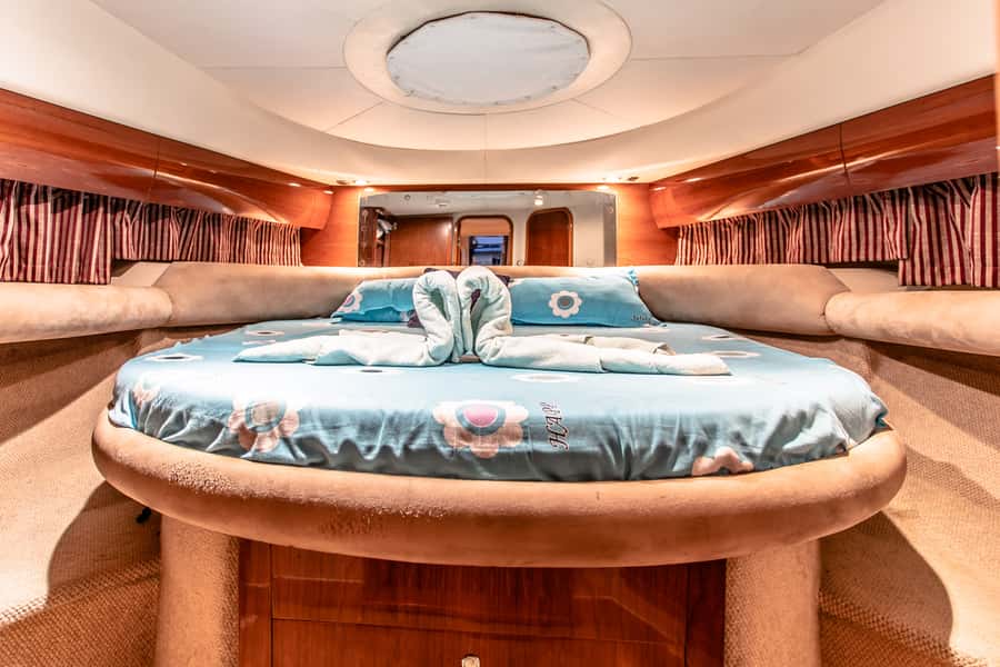 Dubai: Private Luxury Everest Yacht Cruise from Dubai Marina - Atlantis The Palm and the best photo stop