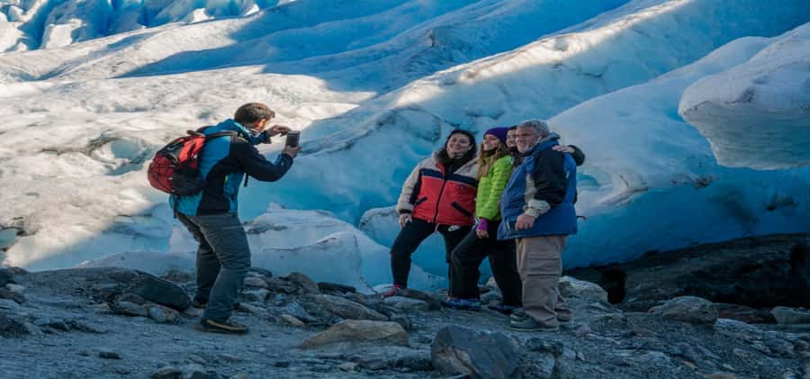 El Calafate: Safari Azul Los Glaciares Trekking Tour - Sailing across Lago Rico toward the ice