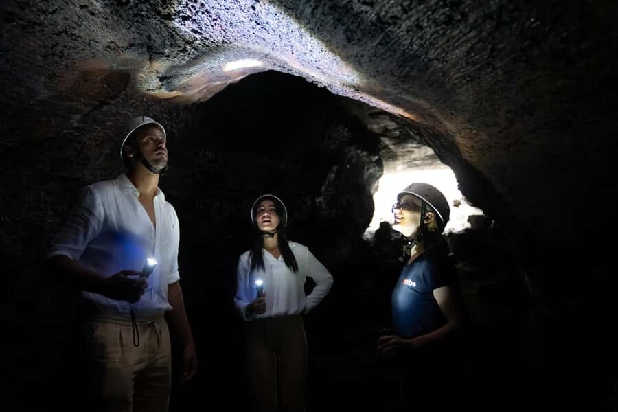 Etna Sunset Tour: Volcano trek, Cave & tasting from Catania - The guides make a real difference