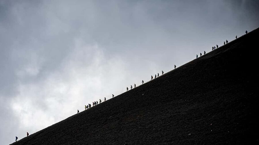 Etna: Trekking to the summit craters at 3340 meters - A sandy descent and the lunch break