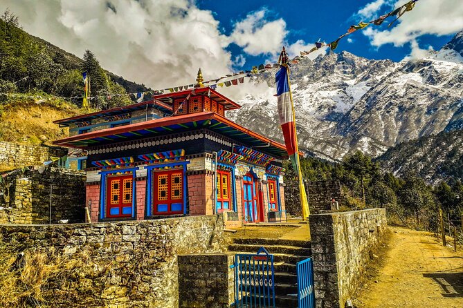 Everest Base Camp trek in 14 days - Lobuche and the memorials at Thukla