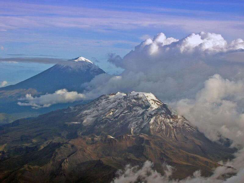 From CDMX: Trekking to Iztaccihuatl Volcano accompanied by a mountaineer - Paso de Cortés puts the volcanoes in context