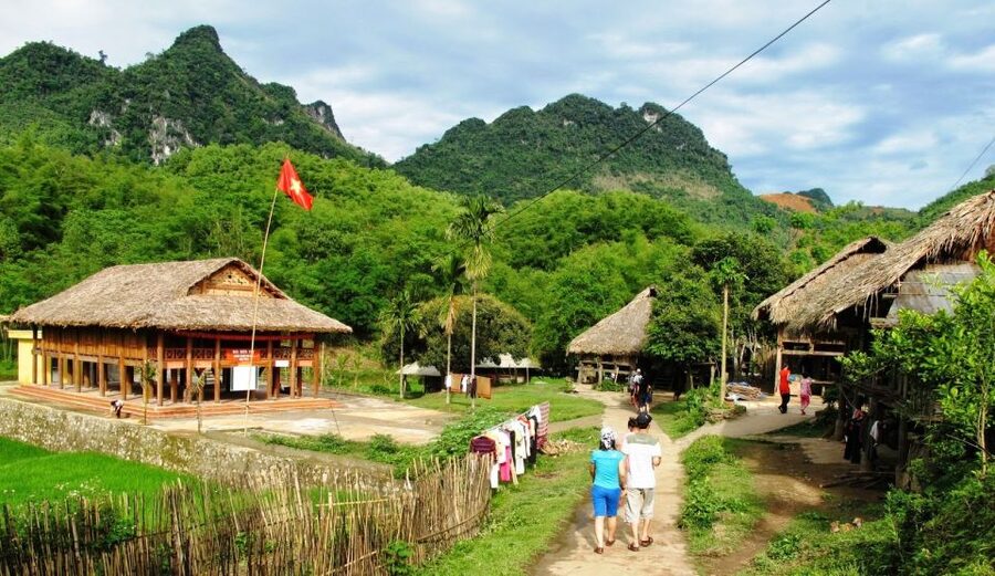 From Hanoi: Mai Chau Valley & Hill Tribes 2-Day Trek Tour - Day two reaches Na Meo, Na Mo, and Xam Pa
