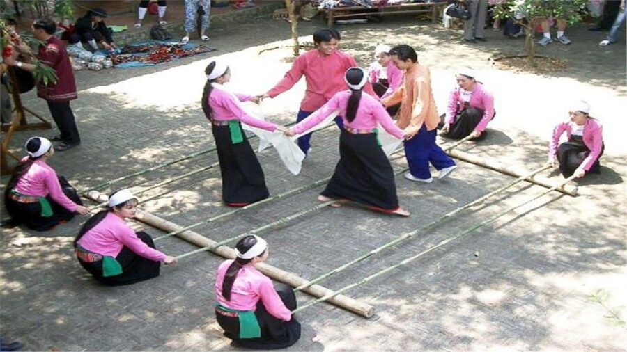 From Hanoi: Mai Chau Valley & Hill Tribes 2-Day Trek Tour - Lunch, free time, and the road back to Hanoi