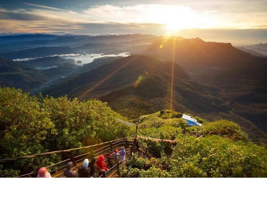 From Kandy: All Inclusive Adams Peak Epic Guided Hike - Waiting for sunrise at 4:30 am