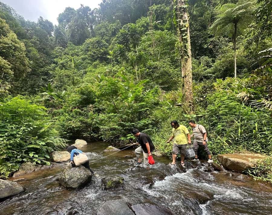 Jakarta: Botanical Garden & Rainforest Trekking to Waterfall - Leaving Jakarta for Bogor’s countryside