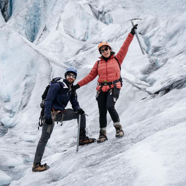 Jökulsárlón: Glacier Hike, Ice Cave, and Photoshoot Package - The rocky approach to Vatnajökull