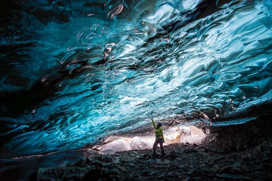 Jökulsárlón: Glacier Hike to a Remote Ice Cave - Avoiding crowds, with a realistic view