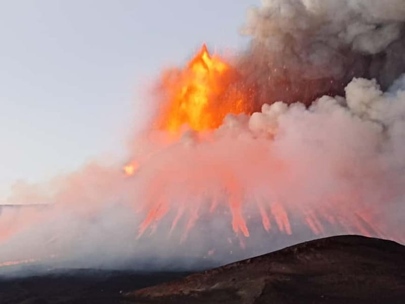 Mount Etna: Central Crater (3,340 meters) with Jeep and Trek - Walking across lava from 2,930 meters