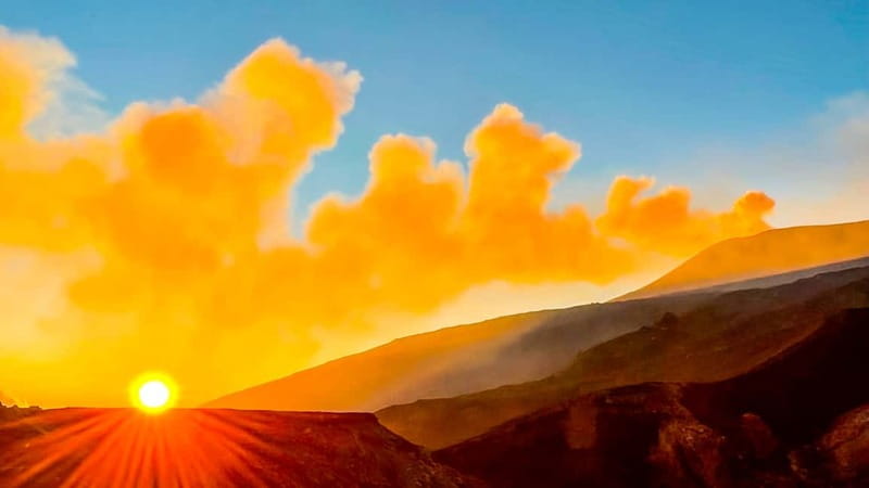 Mount Etna: Trek to 3000m with cable car and 4x4 - Guides, languages, and group size
