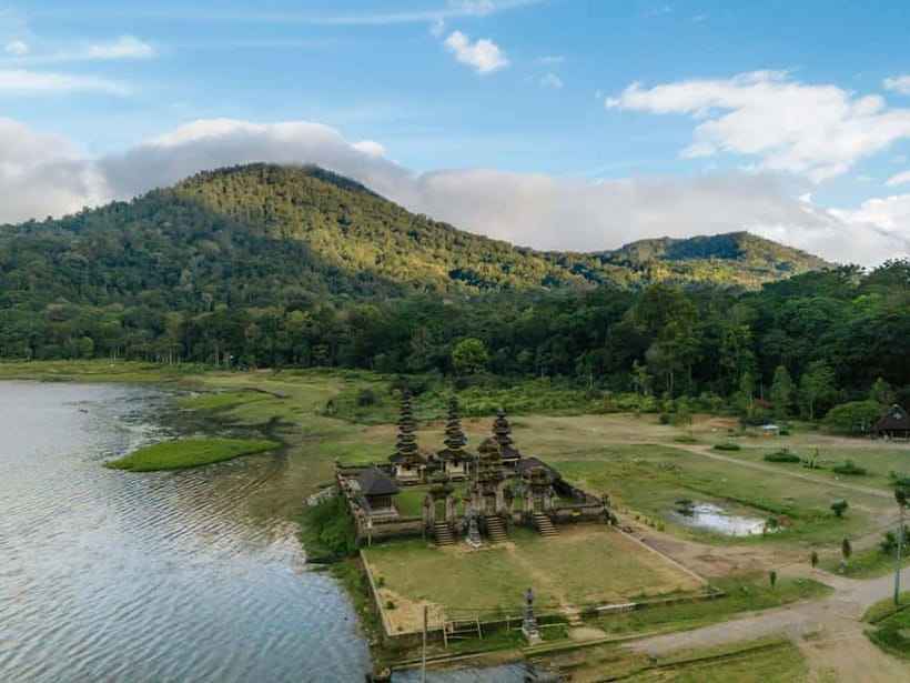 Munduk Jungle Trek: Twin Lakes View, Temple and Waterfall - Crossing Tamblingan Lake by traditional canoe