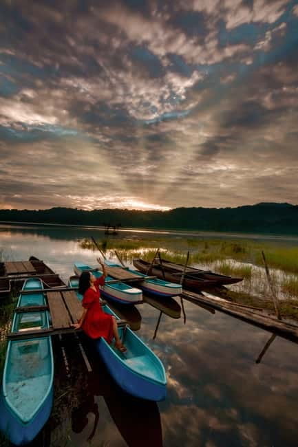 Munduk Jungle Trek: Twin Lakes View, Temple and Waterfall - Practical packing advice for a wet forest day