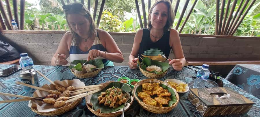 Munduk : Jungle Trekking,Canoeing,waterfall &authentic lunch - Sitting down to a traditional Balinese lunch