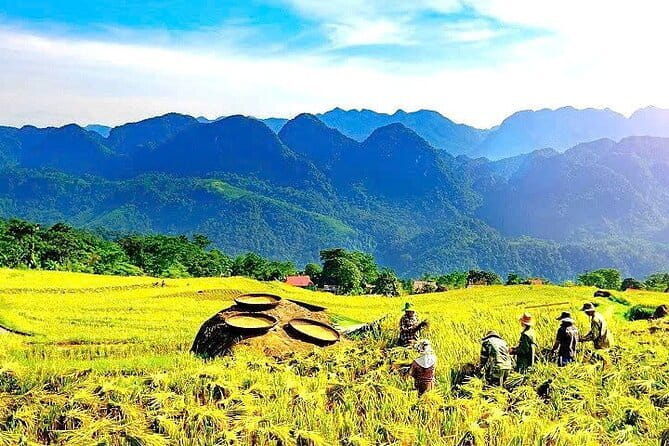 Pu Luong Amazing Trekking Village,Rafting,Swimming, Lunch on Boat - Trying the loom in Lan Village