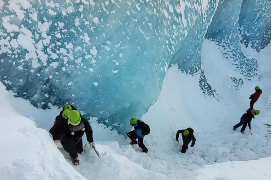 Reykjavik: Glacier Hike, Waterfalls and Black Sand Beach - What the guides add to the day
