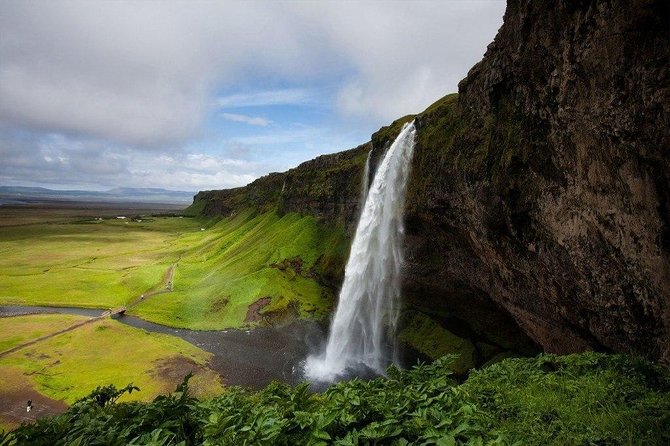 Reykjavik: South Coast, Waterfalls & Glacier Hike Small-Group - Seljalandsfoss and the walk behind the water