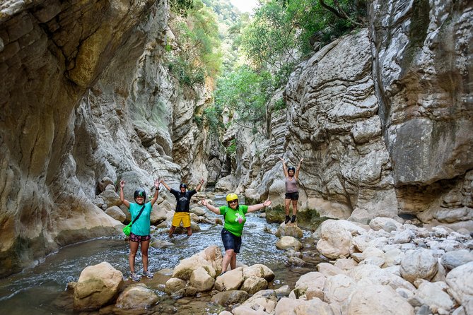 River Trekking in Neda - What the picnic adds to the experience