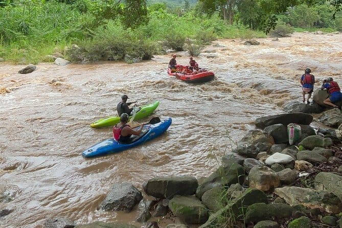 Safety whitewater rafting in Chiangmai by Khampan Rafting - Getting ready for grade 2 to 4 rapids