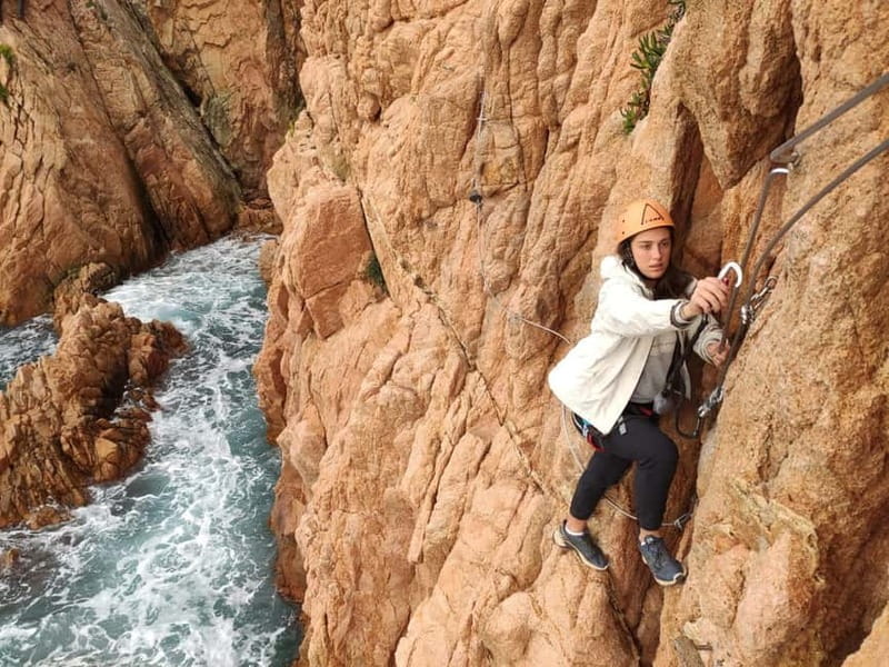 Sant Feliu de Guíxols: Guided tour of the Cala del Molí Via Ferrata - Getting fitted with the safety equipment