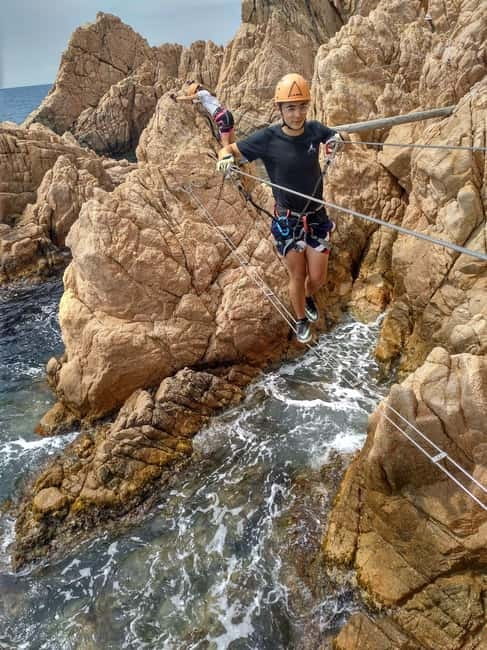 Sant Feliu de Guíxols: Guided tour of the Cala del Molí Via Ferrata - Moving along the metal walkways