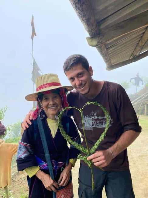 SAPA: 1-DAY TREKKING TOUR WITH LOCALS, LUNCH & RICE FIELDS - Lunch beside the Muong Hoa stream
