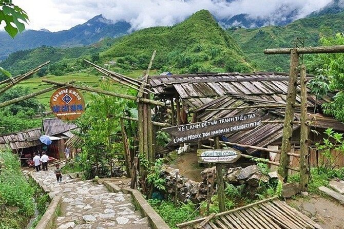 Sapa 2 Day 1 night With 3Star Hotel Trekking Cat Cat - Fanxifang - Fansipan by cable car and 600 steps