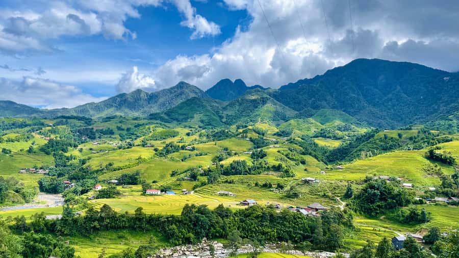 Sapa: Trekking Through Terraced Rice Fields & Valley 1 Day - Lunch beside the stream in Muong Hoa Valley
