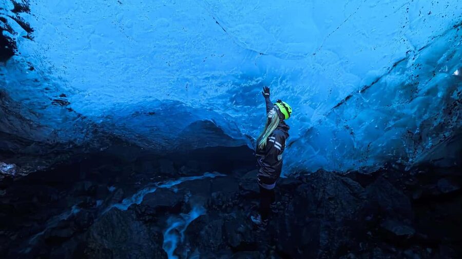 Sólheimajökull: Glacier Hike and Ice Cave Tour - The 20-minute safety briefing