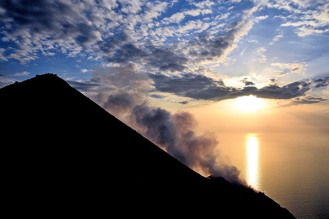Stromboli: sunset trekking to Sciara del Fuoco - Ashàra - The climb through scrub and the old cemetery