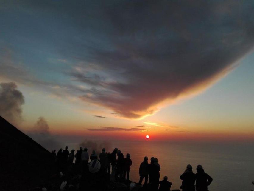 Sunset Trekking on vulcano Stromboli - Key points at a glance