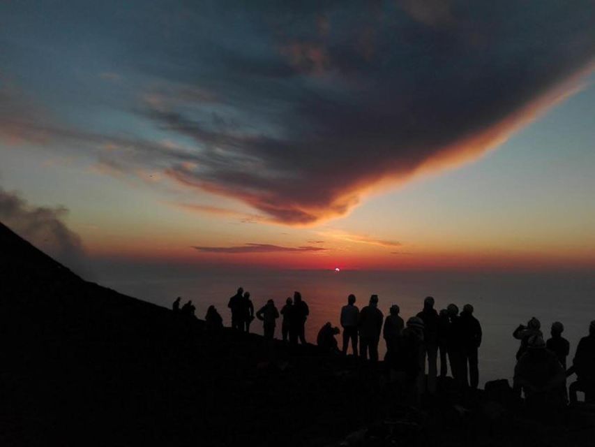 Sunset Trekking on vulcano Stromboli - How the group size affects the evening