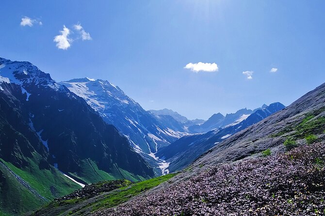 Tirath Expedition: Trek to the Tirath Hans Kund & Saketi Top(4280m) - Starting in Gushaini and getting ready to walk