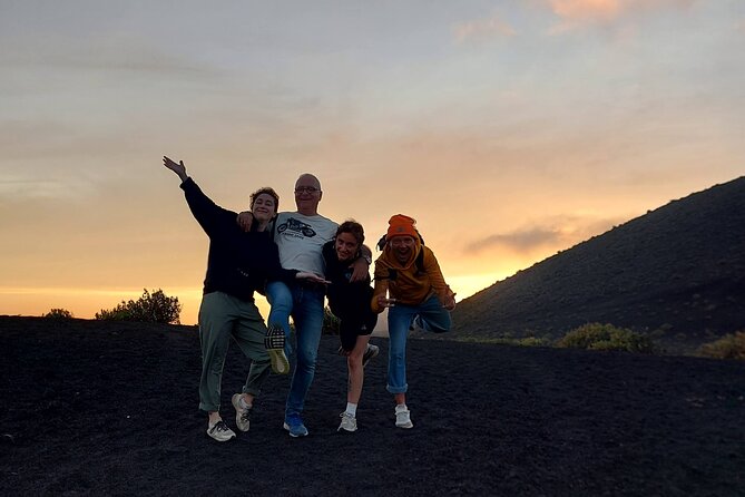 Trekking in the Volcanoes Natural Park in a small group - The food and wine break