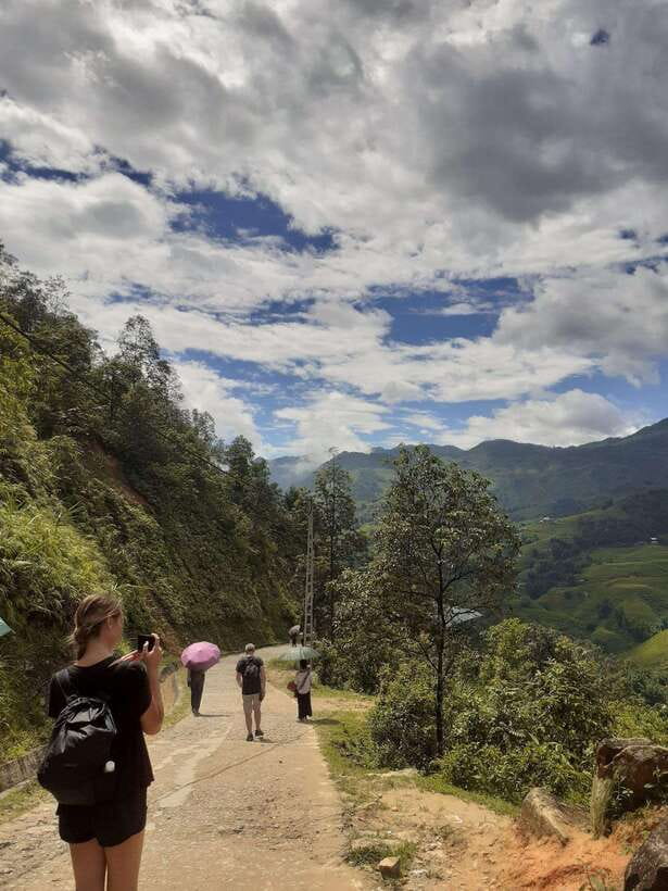 Trekking Sapa 1 Day With Local Guide, Terraced Rice Fields - Starting in Sapa and heading toward Cat Cat
