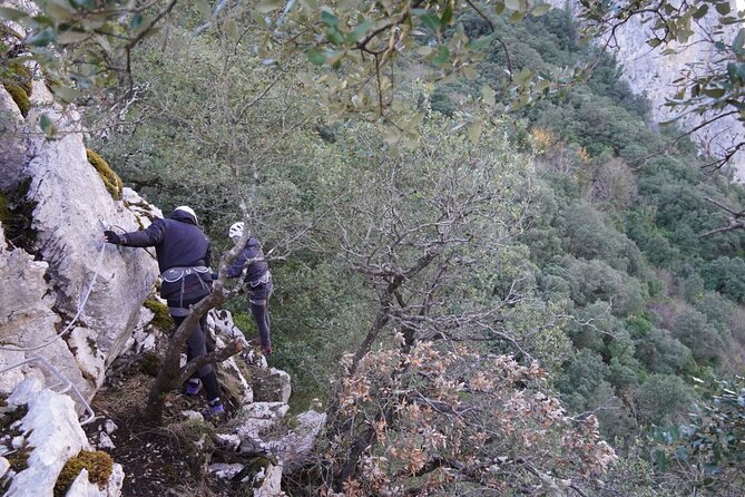 Via ferrata Stairway to heaven in La Hermida - Meeting in La Hermida and getting equipped